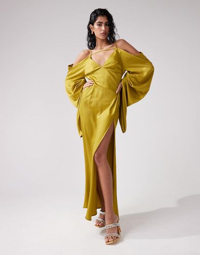 Robe longue en satin à épaules nues et manches extrêmes - Vert olive - Asos Design - Modalova