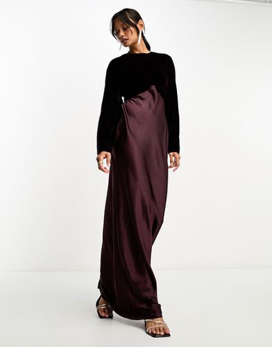 Robe longue en satin à manches chauve-souris coupée en biais avec corsage en velours contrastant - Bordeaux - Asos Design - Modalova