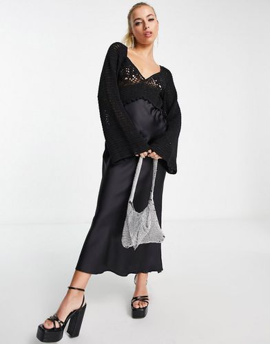 Robe longue en satin à manches longues avec corsage en maille crochetée - Asos Design - Modalova