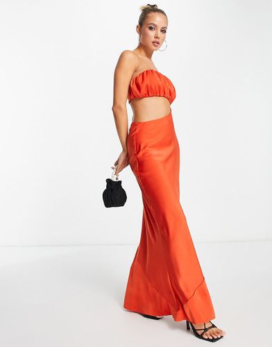 Robe longue en satin avec découpe asymétrique et buste froncé - vif - Asos Design - Modalova