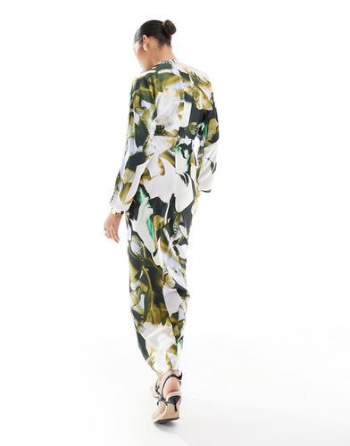 Robe longue en satin avec manches chauve-souris et imprimé fleurs - Asos Design - Modalova