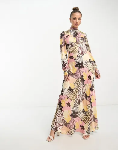 Robe longue satinée à col montant avec imprimé animal et fleurs variées - Asos Design - Modalova
