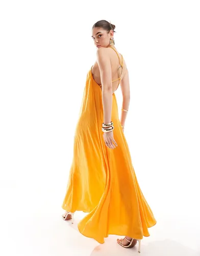 Robe longue trapèze volumineuse coupe nageur en satin avec finition dorée - Asos Design - Modalova