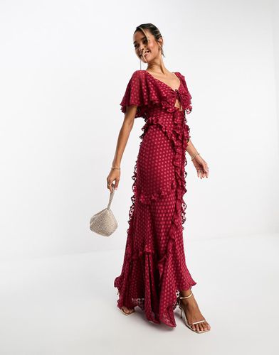 Robe longue volantée à manches flottantes, découpes et pois texturés - Rouge foncé - Asos Design - Modalova