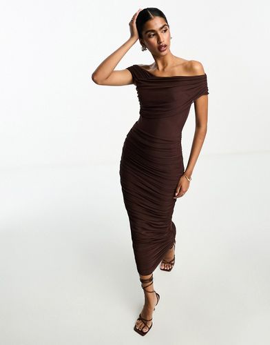 Robe mi-longue à encolure Bardot croisée avec jupe froncée - Chocolat - Asos Design - Modalova