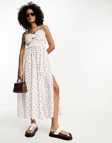 Robe mi-longue à pois avec taille froncée et naud sur le buste - Marron - Asos Design - Modalova