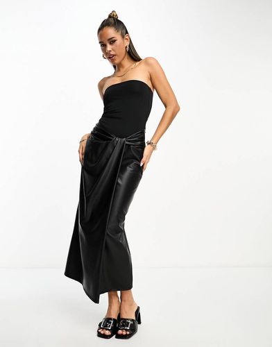 Robe mi-longue bandeau avec jupe en PU et détail torsadé - Asos Design - Modalova