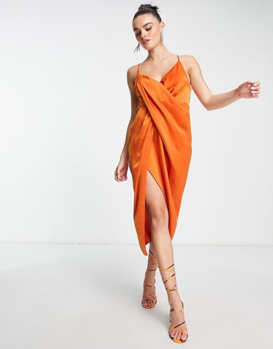 Robe mi-longue drapée en tissu satiné avec bretelles au dos - Rouille - Asos Design - Modalova