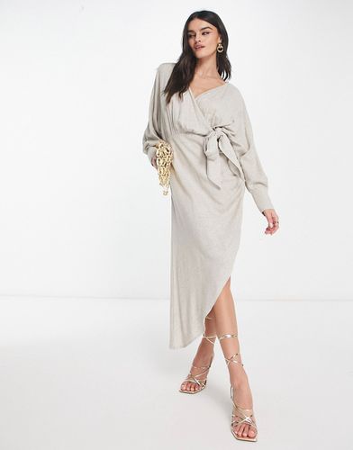 Robe mi-longue en lin nouée sur le côté avec manches chauve-souris et jupe asymétrique - Naturel - Asos Design - Modalova
