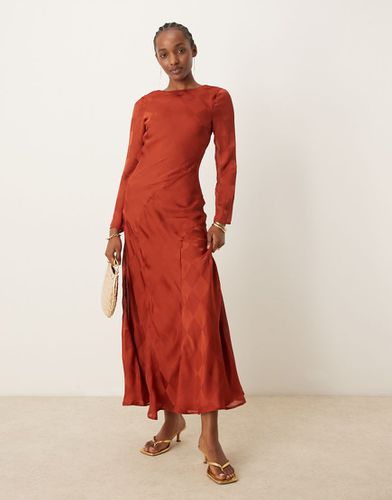 Robe mi-longue satinée à carreaux avec manches longues et col montant - Rouille - Asos Design - Modalova