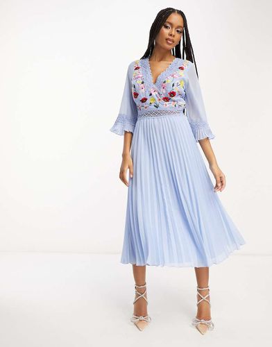 Robe mi-longue plissée à empiècements en dentelle avec broderie - pâle - Asos Design - Modalova