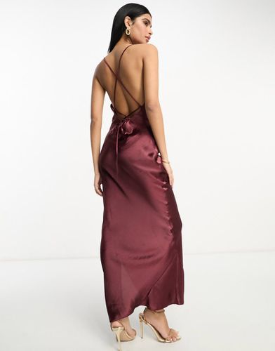 Robe nuisette longue de demoiselle d'honneur à fines bretelles en satin très brillant avec laçage au dos - Bordeaux - Asos Design - Modalova