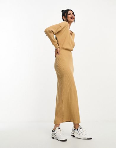 Robe portefeuille mi-longue en tissu côtelé ultra doux avec manches longues - Camel - Asos Design - Modalova