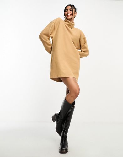 Robe pull courte à manches oversize avec col roulé en tissu ultra doux - Camel - Asos Design - Modalova