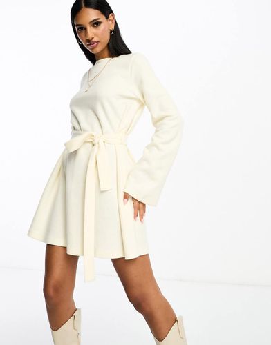 Robe pull courte fluide ultra douce à manches évasées et ceinture - hivernal - Asos Design - Modalova