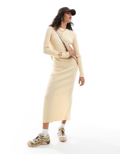 Robe ras de cou longue en maille côtelée - Crème - Asos Design - Modalova