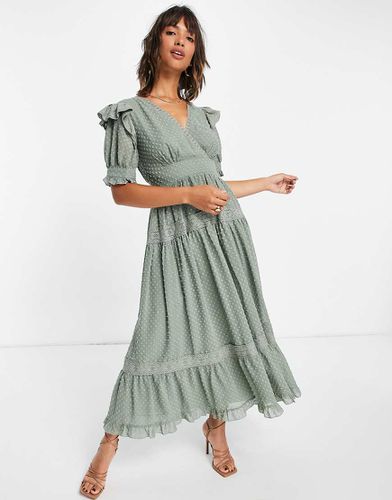 Robe rétro mi-longue coupe croisée en plumetis avec empiècements en dentelle - sauge - Asos Design - Modalova