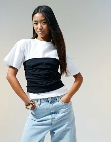 T-shirt ajusté avec détail à la taille - Noir et blanc - Asos Design - Modalova