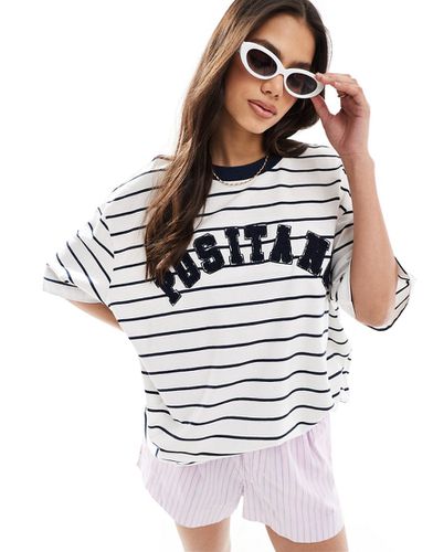 T-shirt coupe boyfriend avec imprimé Positano à rayures - Crème - Asos Design - Modalova