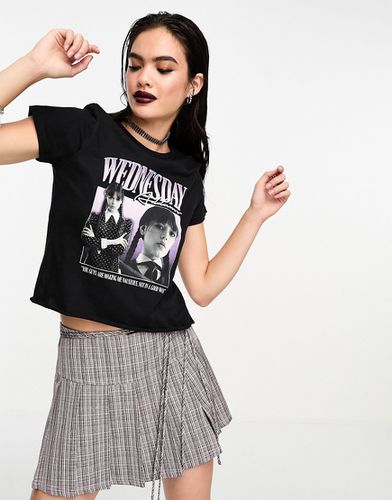 T-shirt crop top à imprimé Wednesday Addams sous licence - Asos Design - Modalova