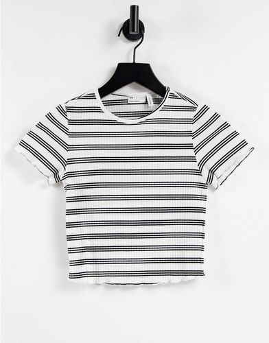 T-shirt crop top rayé à bords ondulés - Blanc et noir - Asos Design - Modalova