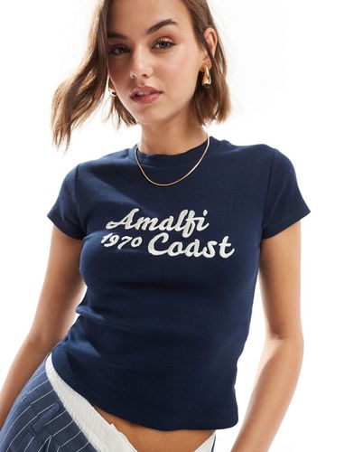T-shirt effet rétréci à broderie Almafi Coast - Asos Design - Modalova