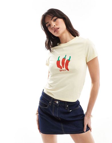 T-shirt effet rétréci avec appliqués piments et inscription Spicy » - Beurre - Asos Design - Modalova