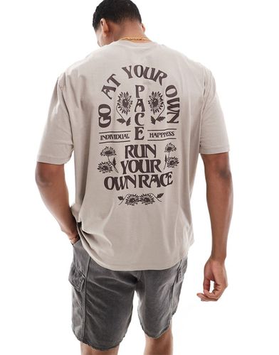 T-shirt oversize avec imprimé fleuri et inscription au dos - Marron clair - Asos Design - Modalova