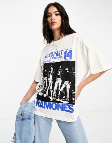 T-shirt oversize avec imprimé Ramones sous licence - Crème/bleu - Asos Design - Modalova