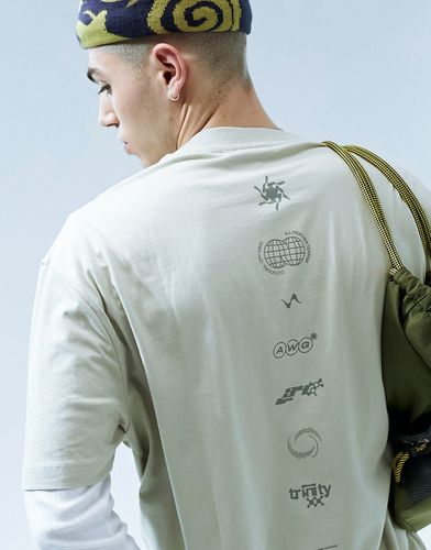 T-shirt oversize avec imprimé vertical au milieu du dos - Beige - Asos Design - Modalova