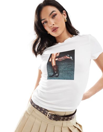 T-shirt rétréci avec photo santiags et jambes - Asos Design - Modalova
