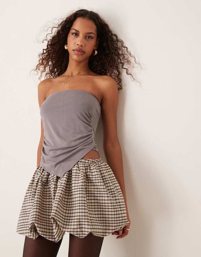 Top bandeau avec fronces sur les côtés et ourlet asymétrique en modal - ardoise - Asos Design - Modalova