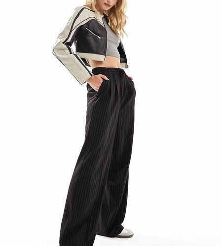 Tall - Pantalon de tailleur à enfiler à fines rayures - Asos Design - Modalova