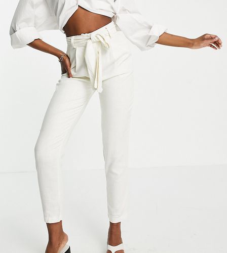 Tall - Pantalon fuselé en lin avec ceinture - Crème - Asos Design - Modalova