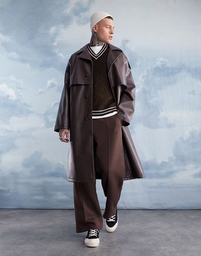 Trench-coat en imitation cuir ultra oversize - Marron - Asos Design - Modalova