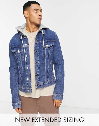 Veste ajustée en jean à capuche amovible en jersey - Délavage moyen - Asos Design - Modalova