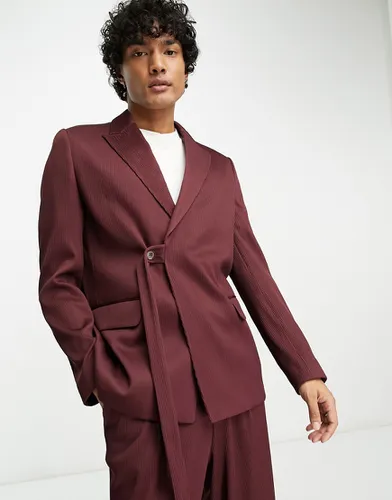 Veste de costume ajustée en tissu plissé avec ceinture - Bordeaux - Asos Design - Modalova