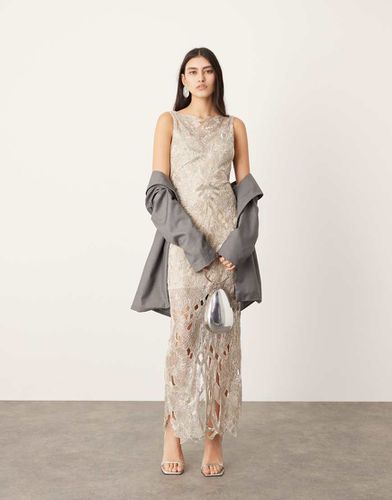 Nouveau - Robe longue à ourlet asymétrique et découpes avec fleurs ornementées - Asos Edition - Modalova