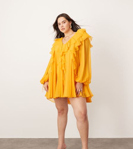 Curve - Robe courte en mousseline à volants et bords effilochés - Orange - Asos Edition - Modalova