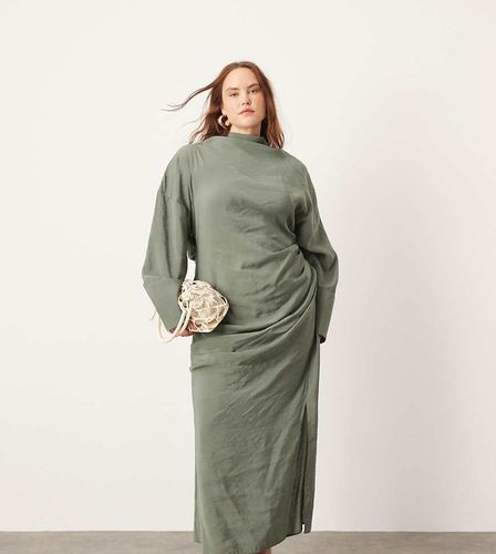 Curve - Robe longue douce au toucher à col montant avec fronces et découpe au dos - Kaki - Asos Edition - Modalova