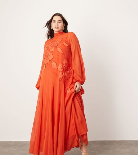 Curve - Robe trapèze longue à appliqués fleurs avec manches blousantes et col noué - Asos Edition - Modalova