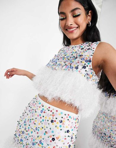 Crop top orné de sequins en forme de petites fleurs avec ourlet à plumes synthétiques - Asos Edition - Modalova