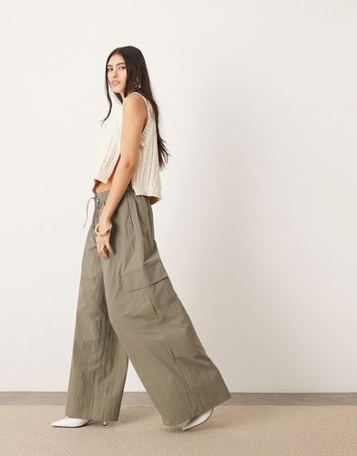Pantalon ample à cordon de serrage et poches cargo - Kaki - Asos Edition - Modalova