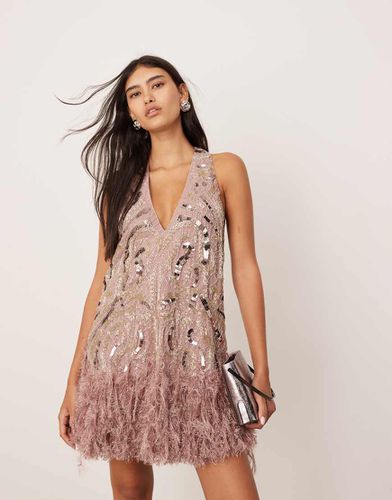 Robe courte à ornements avec décolleté plongeant et ourlet à plumes synthétiques - Prune - Asos Edition - Modalova