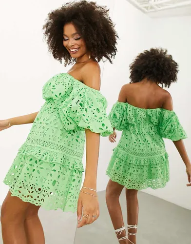 Robe courte bouffante en broderie anglaise avec volants étagés et épaules dénudées - vif - Asos Edition - Modalova