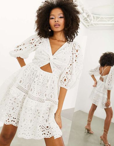 Robe courte effet torsadé à l'avant en broderie anglaise avec manches bouffantes - Asos Edition - Modalova