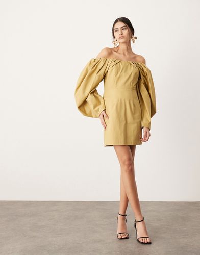Robe courte structurée à encolure Bardot - Miel - Asos Edition - Modalova