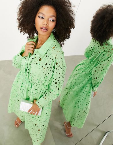 Robe chemise mi-longue en broderie anglaise avec cordon de serrage et manches longues - vif - Asos Edition - Modalova