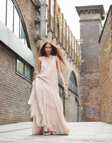 Robe longue à taille basse avec jupe en mousseline - Blush pâle - Asos Edition - Modalova