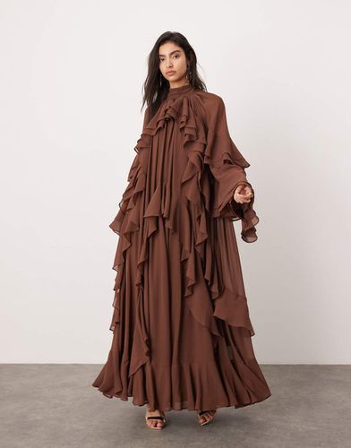 Robe longue en mousseline à volants avec col montant - Chocolat - Asos Edition - Modalova